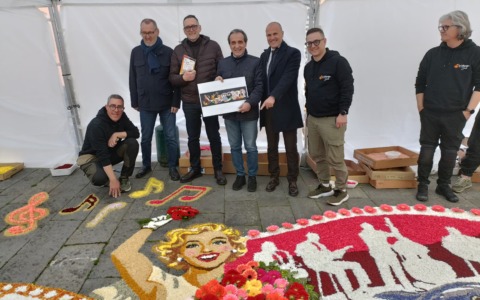 A Spello si celebra l’infiorata in Piazza Nota