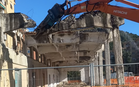 A Vallecrosia sono iniziate le operazioni di demolizione dell’ex Mercato dei fiori