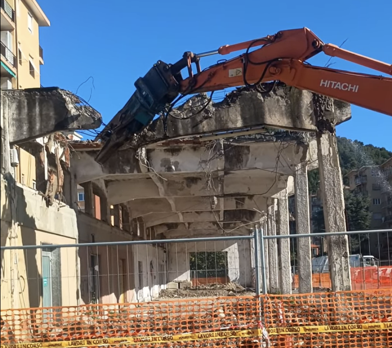 A Vallecrosia sono iniziate le operazioni di demolizione dell’ex Mercato dei fiori