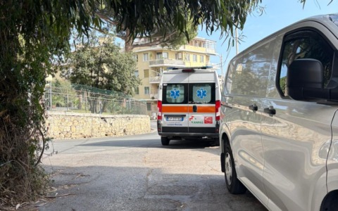 Ambulanza ostacolata da parcheggio in Strada Solaro a Sanremo