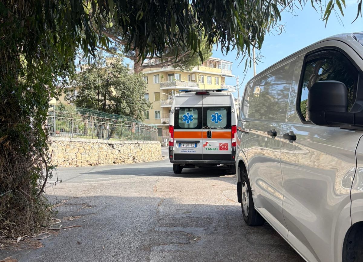 Ambulanza ostacolata da parcheggio in Strada Solaro a Sanremo