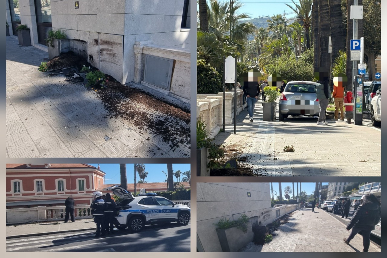 Auto centra una fioriera e la trascina sul marciapiede