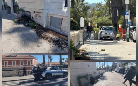 Auto centra una fioriera e la trascina sul marciapiede