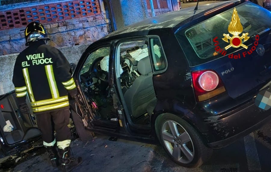 Auto si schianta contro un muro a Imperia durante la notte