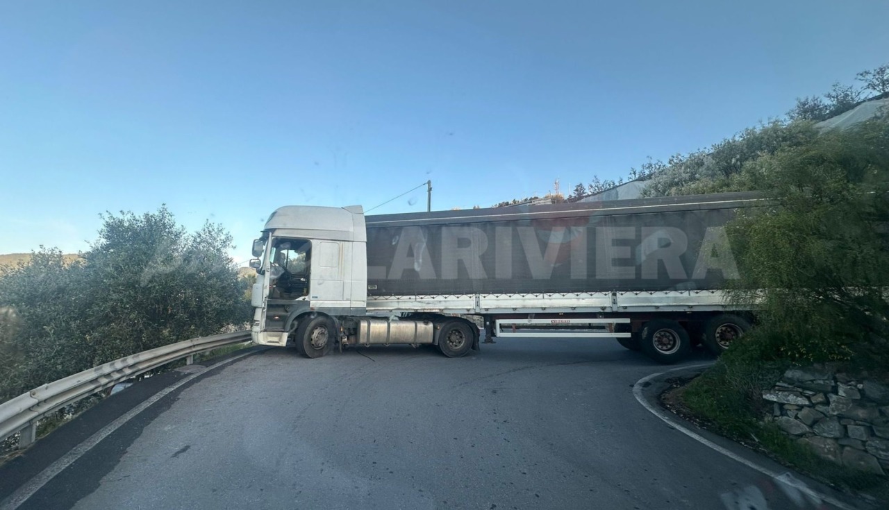 Chiusura della strada rotabile Caponero a Sanremo per un tir bloccato