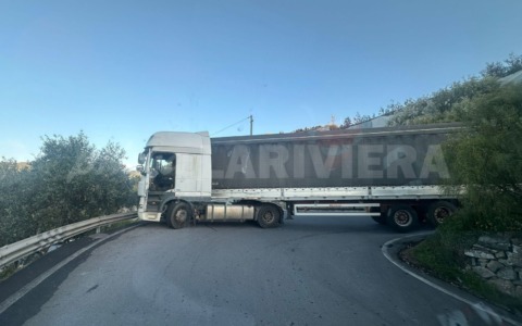 Chiusura della strada rotabile Caponero a Sanremo per un tir bloccato