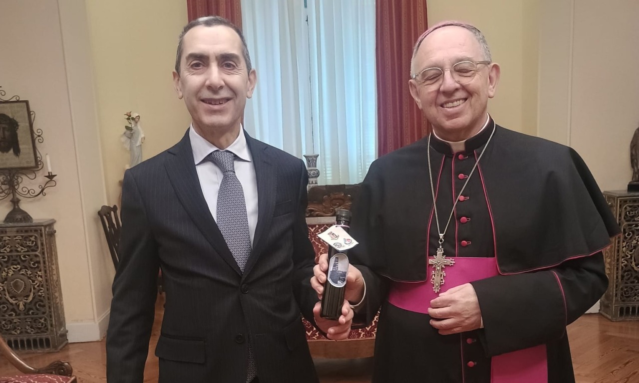 Consegna dell’Olio di Capaci al Vescovo Suetta