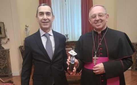 Consegna dell’Olio di Capaci al Vescovo Suetta