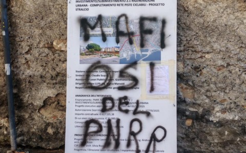 Contro la ciclabile a Oneglia: scritte di protesta emergono in città