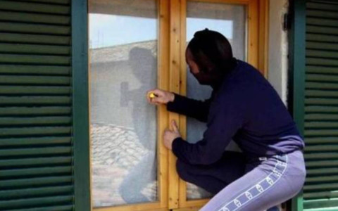 Furto con spaccata al negozio Sporting Vip di Bordighera