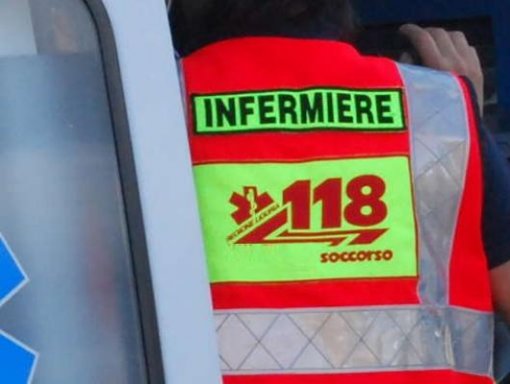 Giovane di 19 anni in gravi condizioni dopo un salto da una finestra