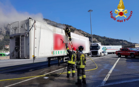 Incendio al cassone di un camion nell’autoporto di Ventimiglia