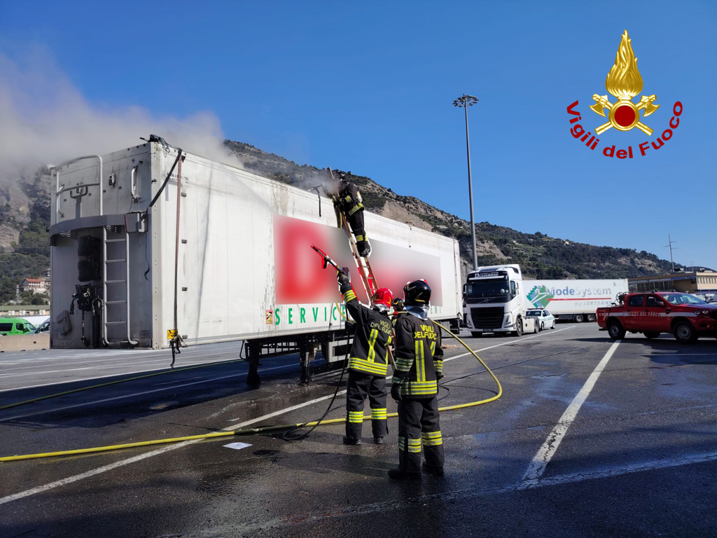 Incendio al cassone di un camion nell’autoporto di Ventimiglia