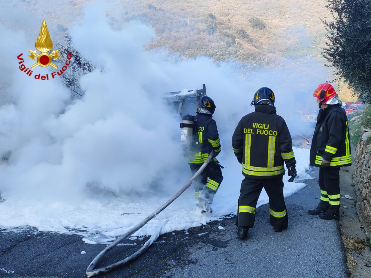 Incendio distrugge un furgone a Villa Faraldi, conducente illeso