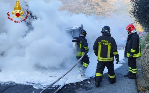 Incendio distrugge un furgone a Villa Faraldi, conducente illeso