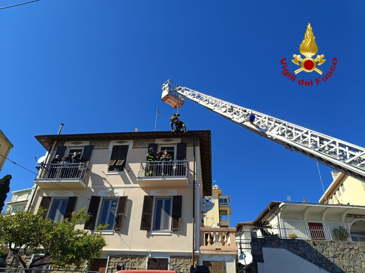 Intervento dei vigili del fuoco per malore di una donna in corso Marconi a Sanremo