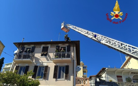 Intervento dei vigili del fuoco per malore di una donna in corso Marconi a Sanremo