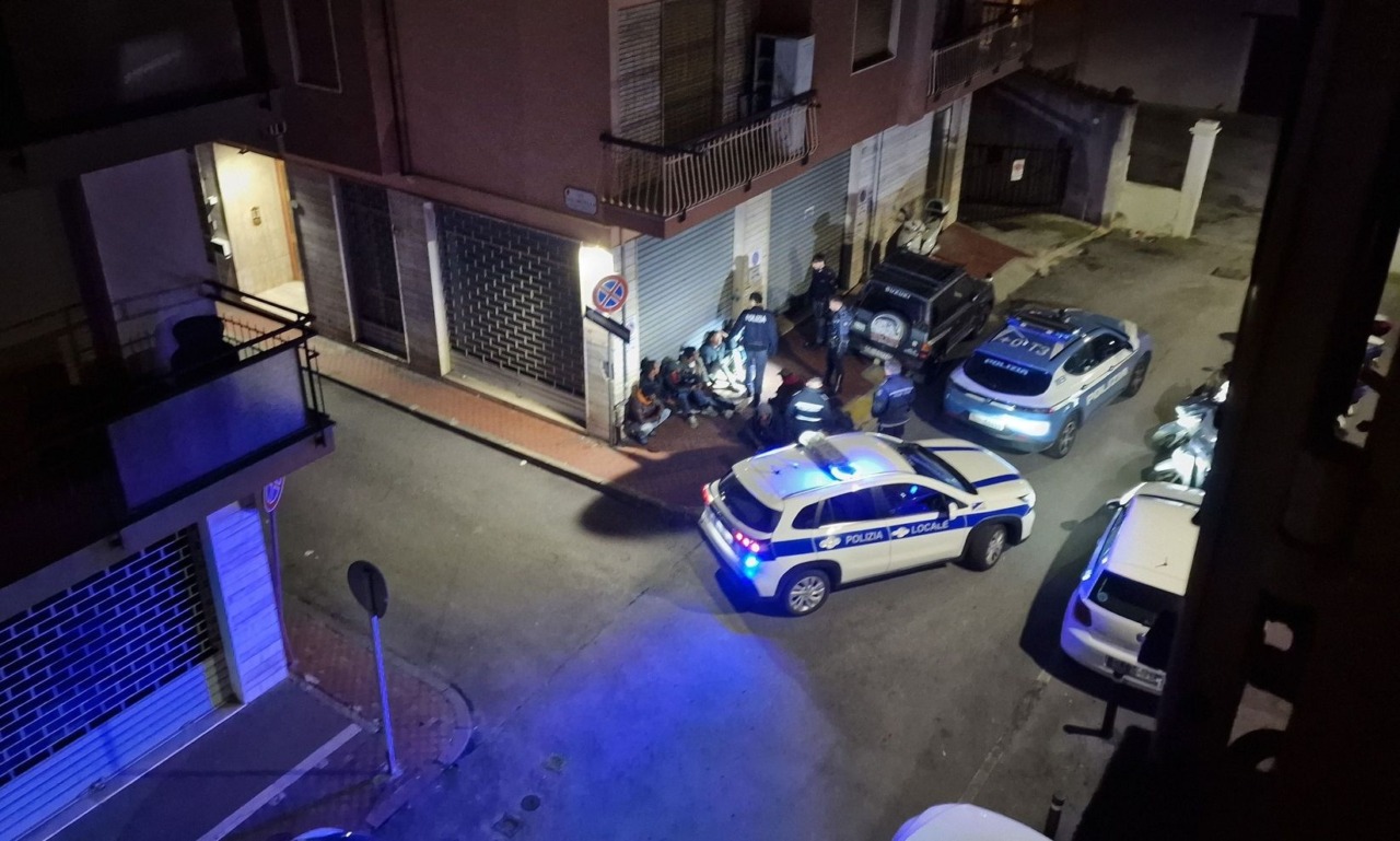 Intervento della polizia in via Hanbury per un gruppo di stranieri in un garage