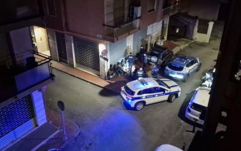 Intervento della polizia in via Hanbury per un gruppo di stranieri in un garage