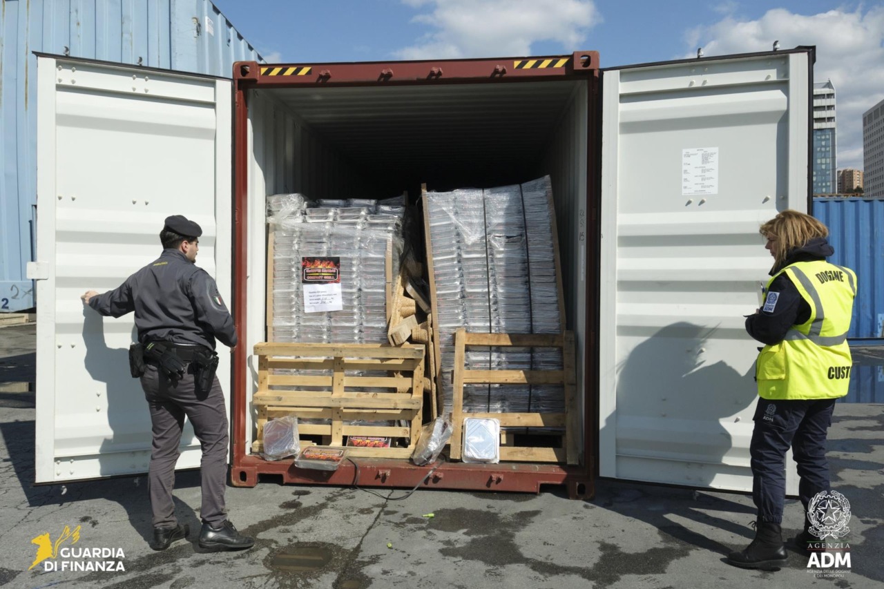 La Guardia di Finanza intercetta oltre 300mila pacchetti di sigarette di contrabbando