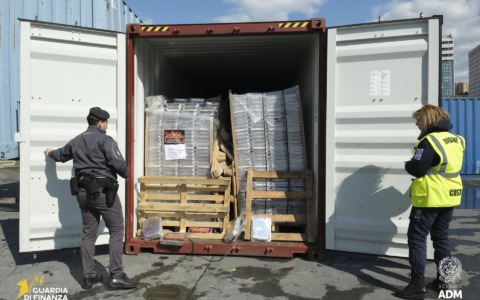 La Guardia di Finanza intercetta oltre 300mila pacchetti di sigarette di contrabbando