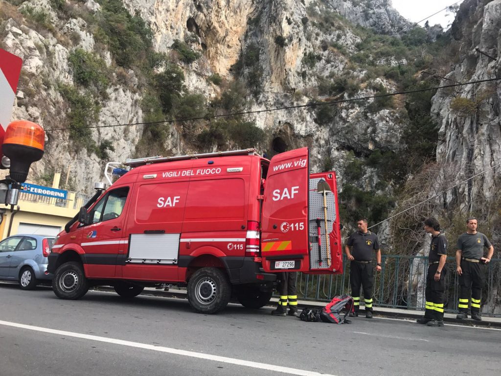 Migrante cade in un dirupo mentre cerca di attraversare in Francia