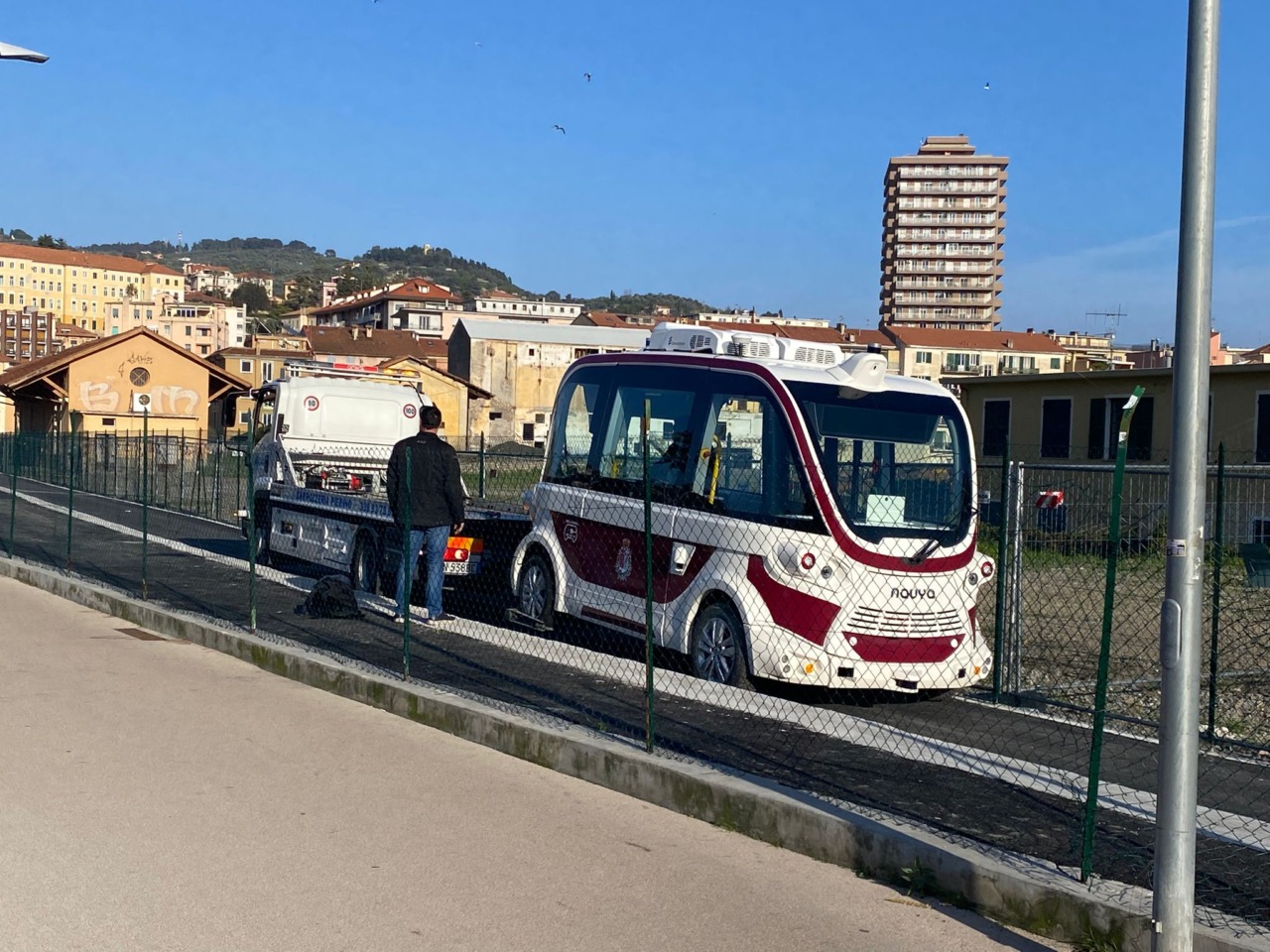 Navetta a guida autonoma provoca incidente sulla ciclabile: «Fallimento da 5 milioni di euro»