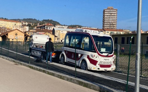 Navetta a guida autonoma provoca incidente sulla ciclabile: «Fallimento da 5 milioni di euro»