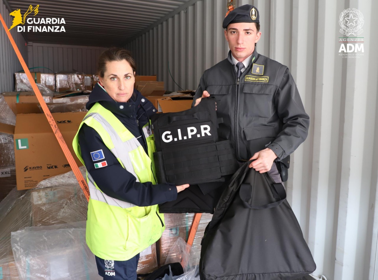 Oltre 50 tonnellate di armamento bloccate dalla Finanza