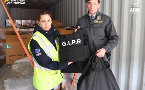 Oltre 50 tonnellate di armamento bloccate dalla Finanza