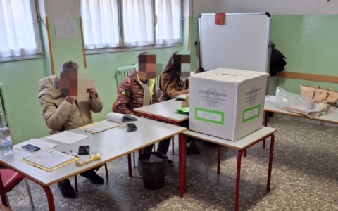 Rappresentanti di lista accusati di fornire indicazioni di voto al di fuori dei seggi