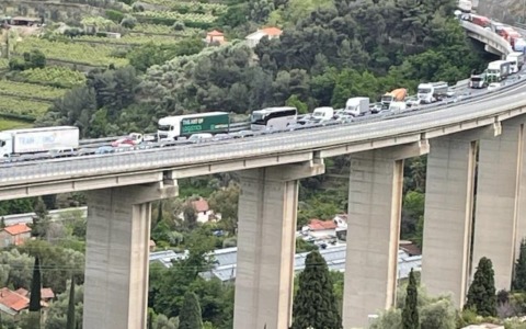 Scontro tra due auto e un pullman sull’A10 tra Imperia Est e San Bartolomeo