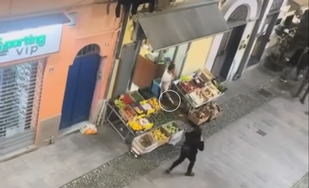 Scontro tra stranieri a Sanremo, un negoziante estrae un coltello. Il video di Vannacci fa il giro del web