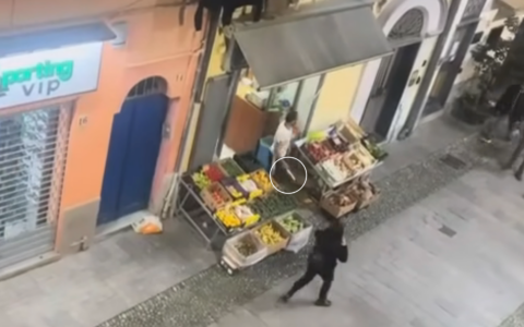 Scontro tra stranieri a Sanremo, un negoziante estrae un coltello. Il video di Vannacci fa il giro del web