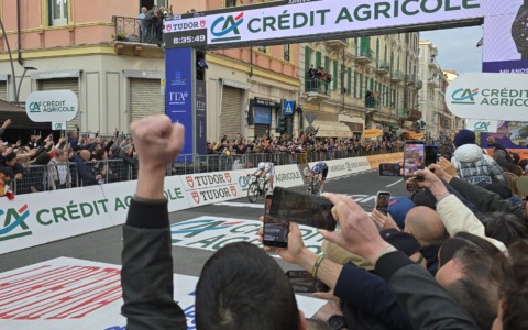 Tadej Pocacar conquista la Milano-Sanremo 2026 con una rimonta straordinaria