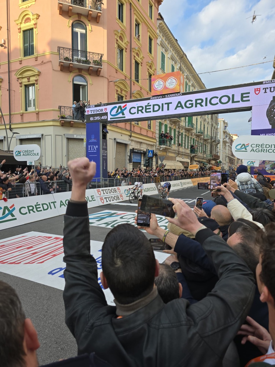 Tadej Pocacar conquista la Milano-Sanremo 2026 con una rimonta straordinaria