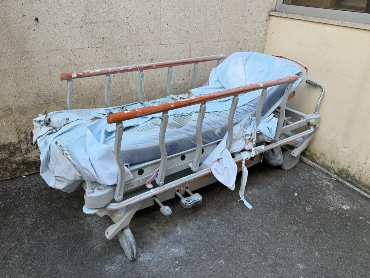 Un giovane di 25 anni dà fuoco a una barella in pronto soccorso