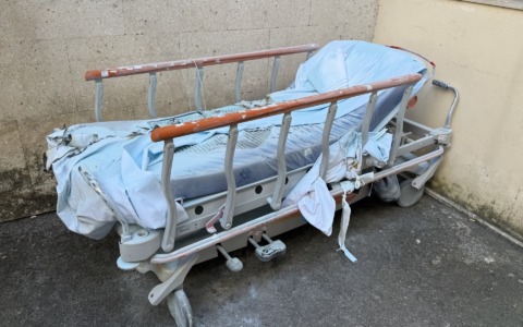 Un giovane di 25 anni dà fuoco a una barella in pronto soccorso