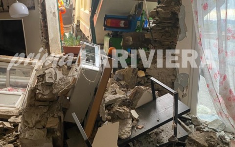 Un mezzo di Amaie Energia danneggia una casa