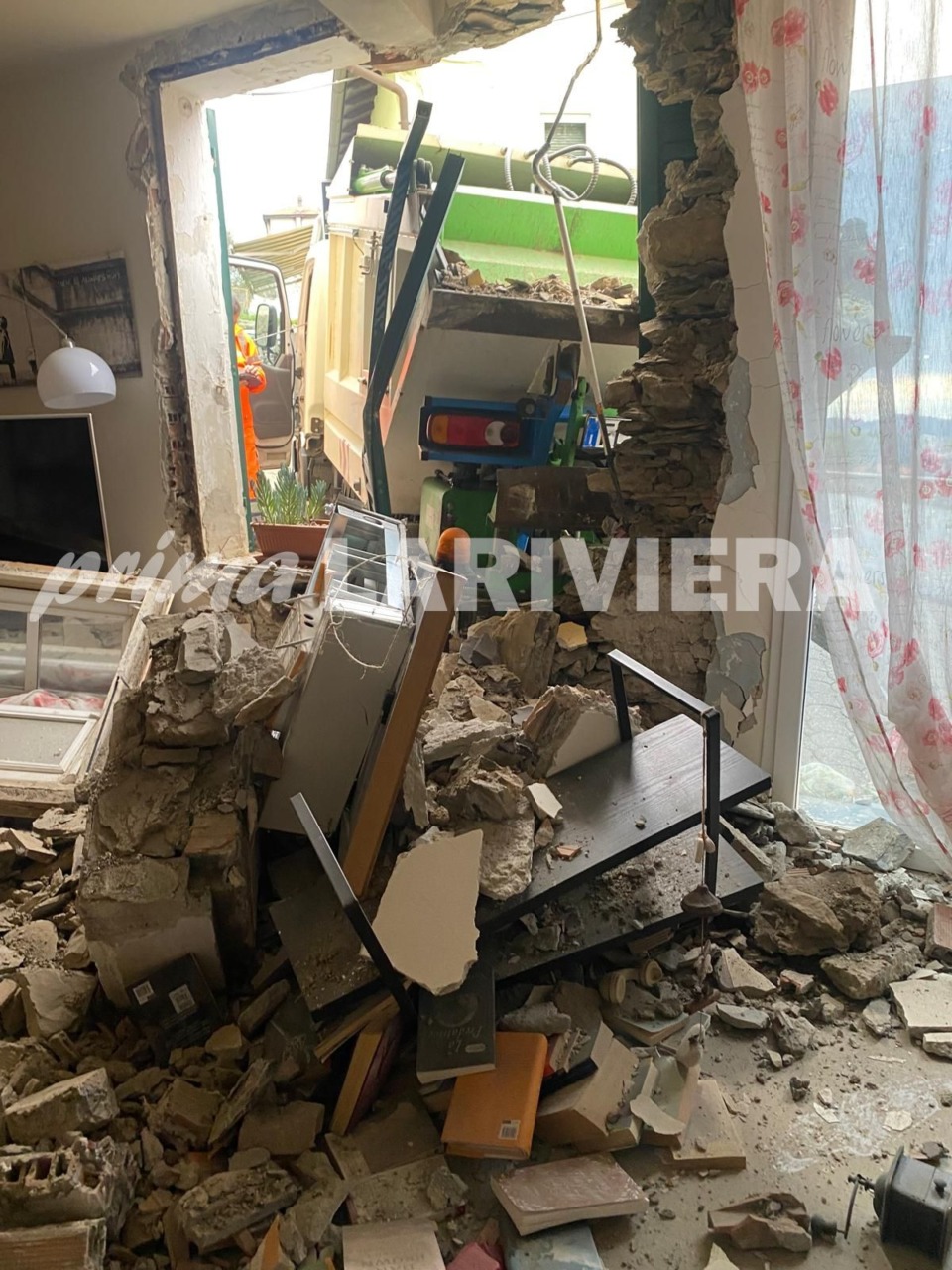 Un mezzo di Amaie Energia danneggia una casa