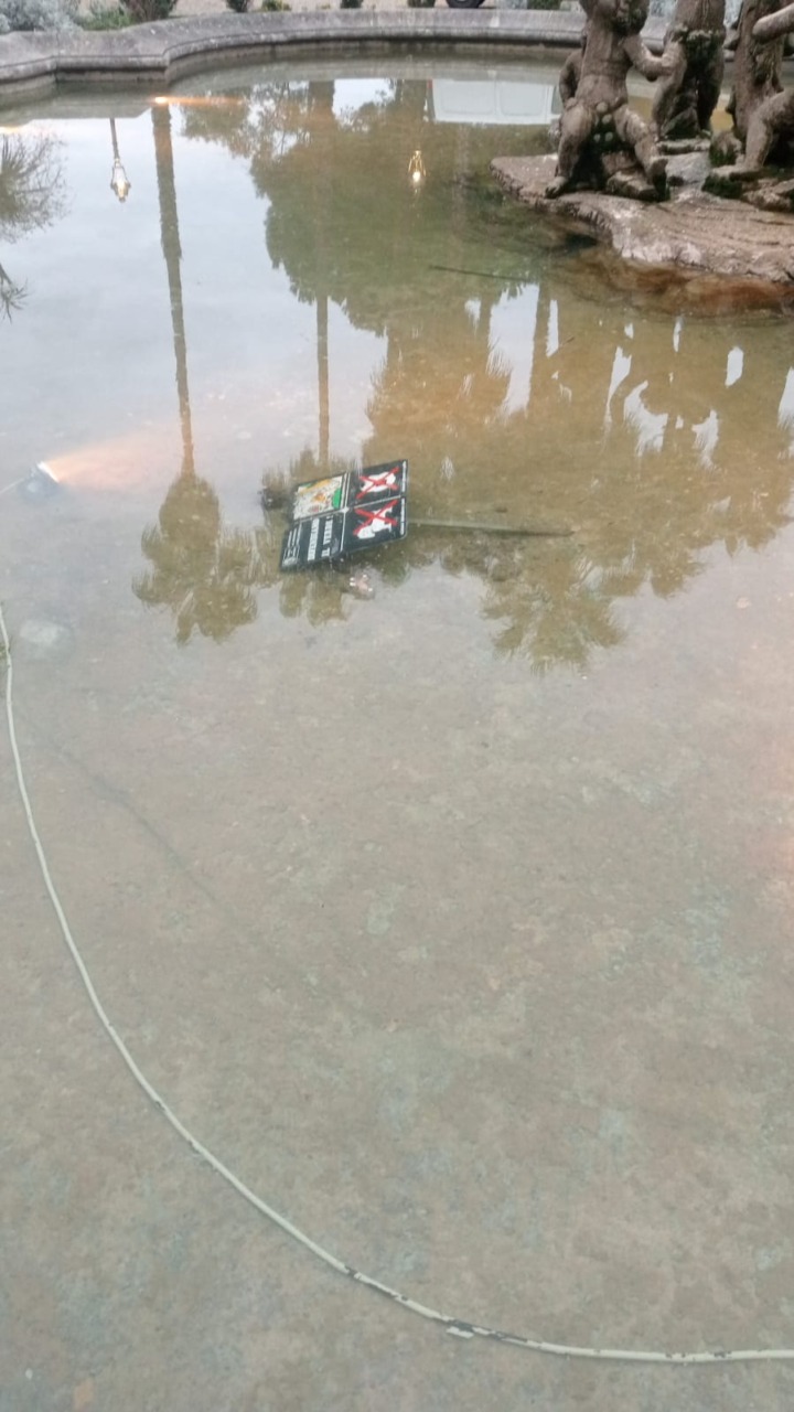 Vandali colpiscono la fontana di Villa Ormond: targhe botaniche danneggiate