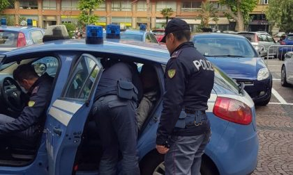 Arrestato l’uomo che ha danneggiato pneumatici di cinque auto della polizia