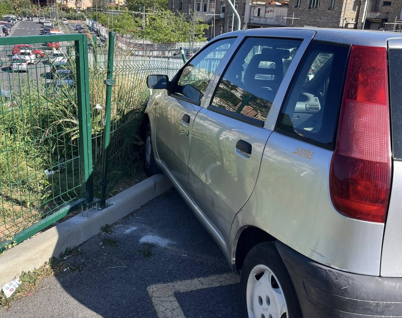 Auto senza freno a mano sfonda la recinzione dell’area cani
