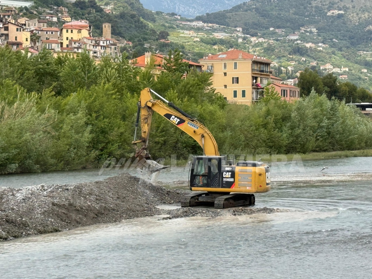Avanzano i lavori per la nuova passerella sul fiume Roja