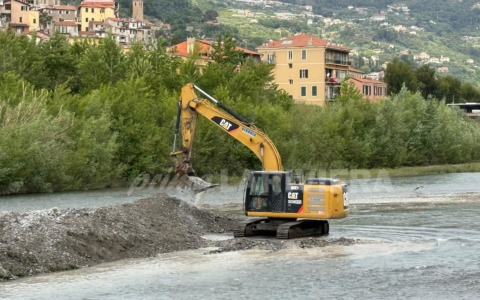Avanzano i lavori per la nuova passerella sul fiume Roja