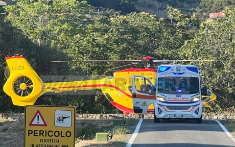 Bimba di sette anni trasportata in elicottero al Gaslini dopo una caduta a scuola