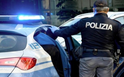 Evade dai domiciliari e viene nuovamente arrestato mentre parla con altri pregiudicati