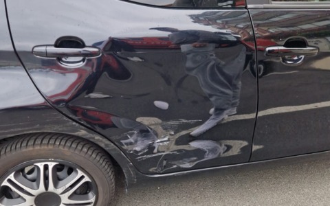 Fuga da un incidente: un’Audi nera sperona una Toyota e scappa contromano