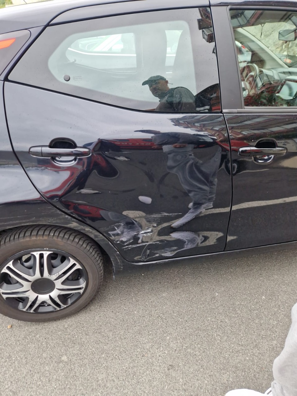 Fuga da un incidente: un’Audi nera sperona una Toyota e scappa contromano