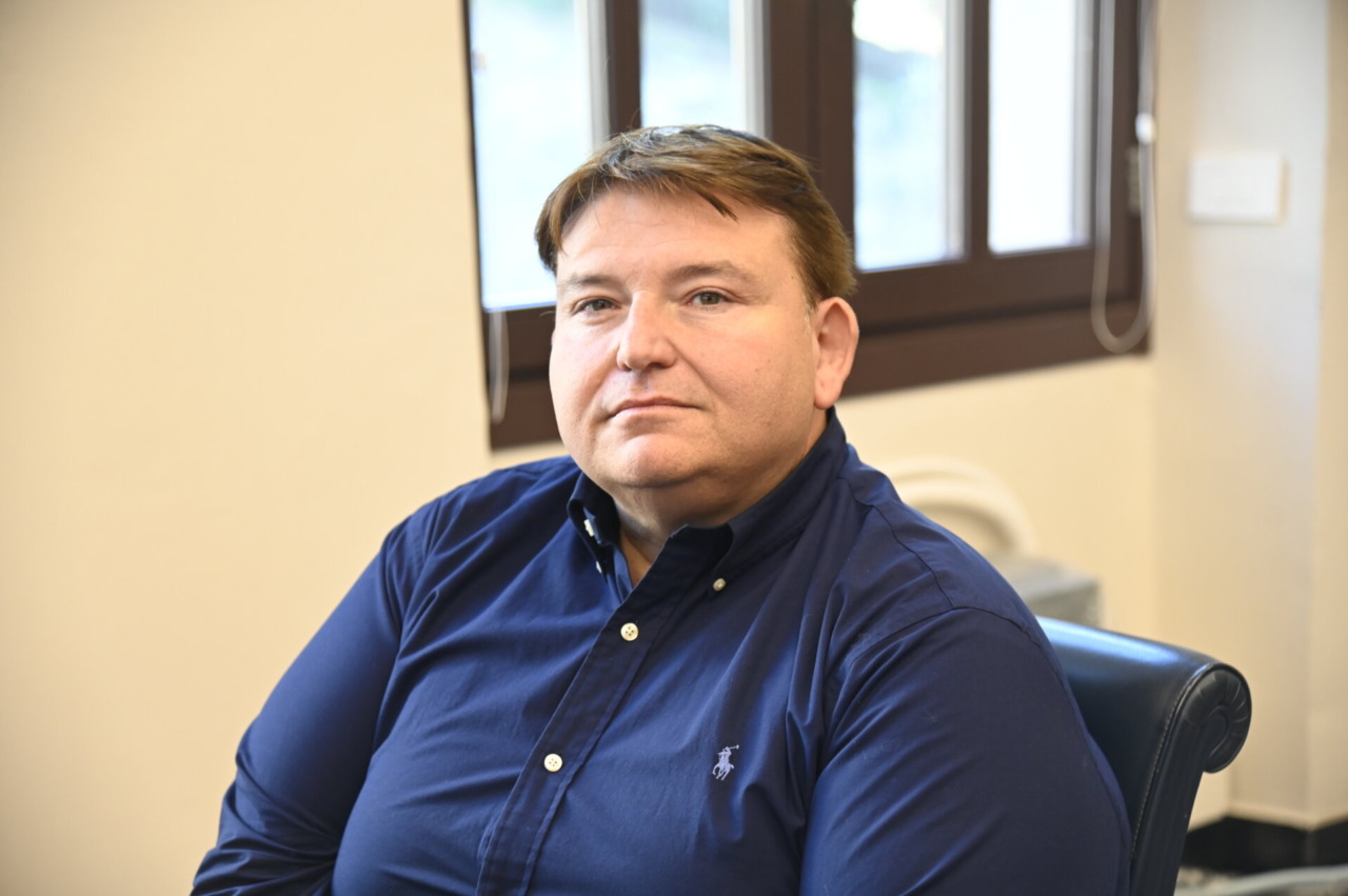 Gianmarco Oneglio si dimette dopo le accuse di un’ex dipendente